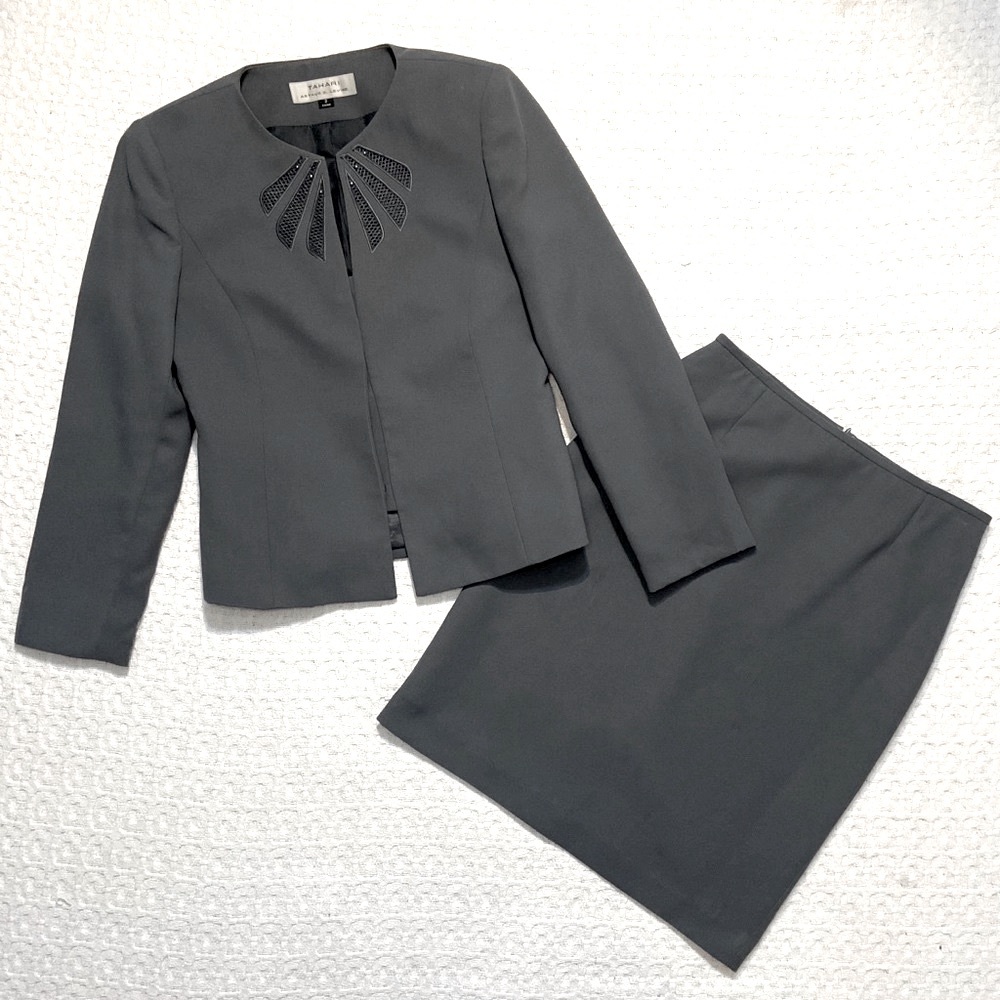 Beautiful Gray Tahari Cutout Size 2 Skirt Suit